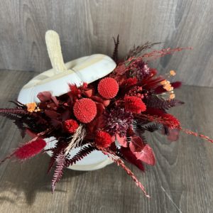 Courge en céramique avec fleurs séchées dans les tons de rouge/bordeaux