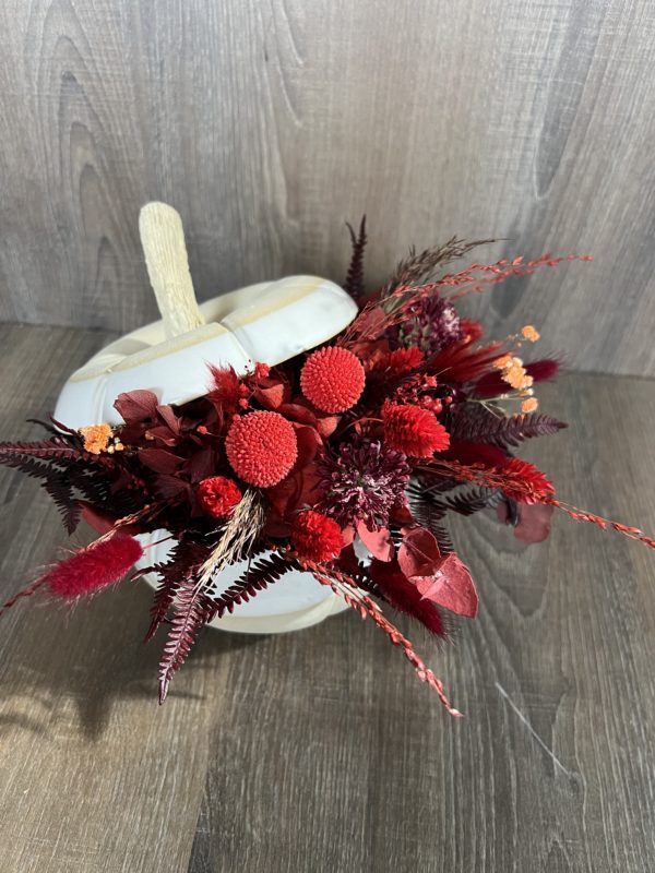 Courge en céramique avec fleurs séchées dans les tons de rouge/bordeaux