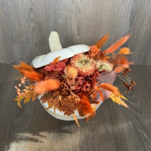 Courge en céramique avec fleurs séchées dans les tons de orange