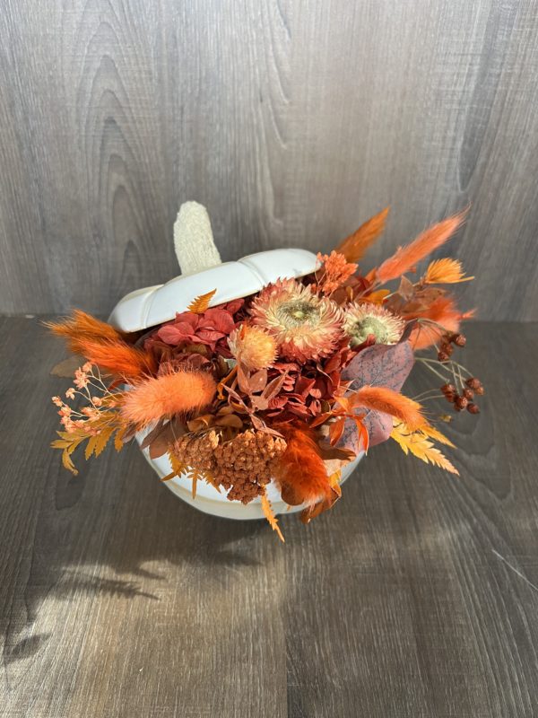 Courge en céramique avec fleurs séchées dans les tons de orange