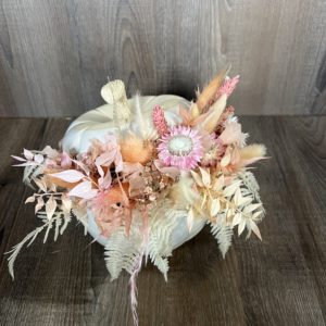 Courge en céramique avec fleurs séchées dans les tons de rosé