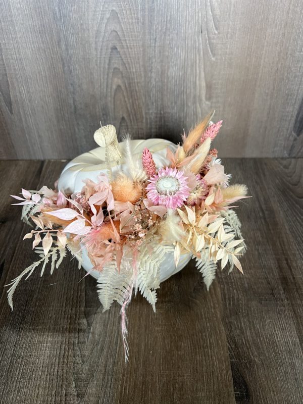 Courge en céramique avec fleurs séchées dans les tons de rosé