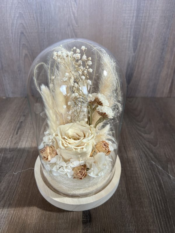 Cloche avec une rose éternelle crème et fleurs assorties ( taille L)