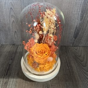 Cloche avec une rose éternelle orange clair et fleurs assorties ( taille L)