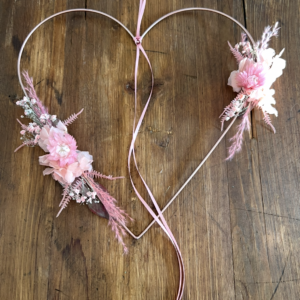 Inscription à l’atelier créatif du 30.04.2026 "Arrangement coeur avec 1 rose éternelle et fleurs séchées" (Copie)