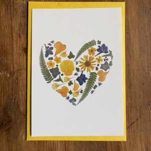 Carte de voeux "fleurs en coeur" bleu-jaune-vert
