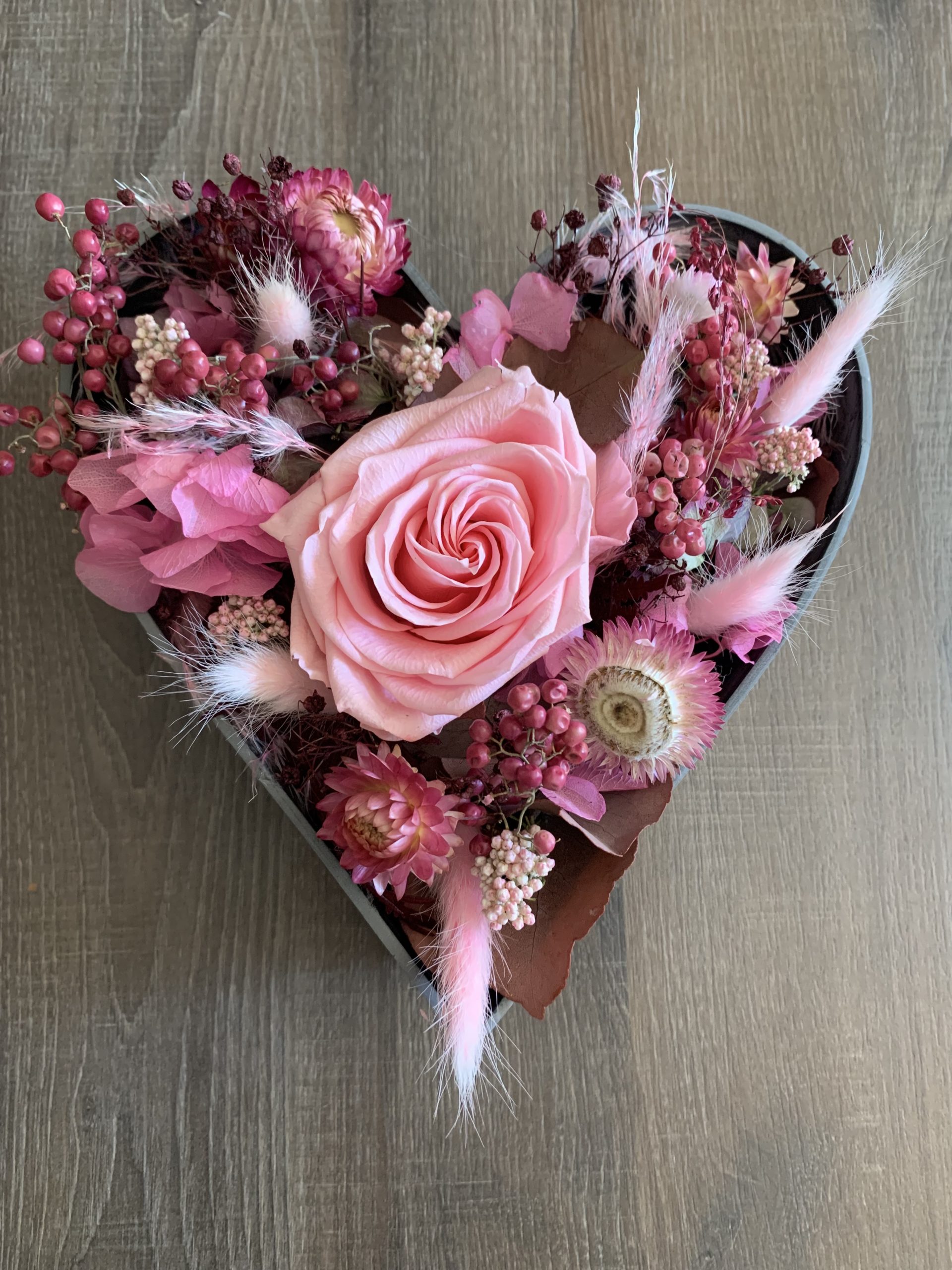 Inscription à l’atelier créatif du 22.04.2026 "Arrangement coeur avec 1 rose éternelle et fleurs séchées"