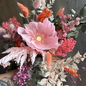 Un bouquet de fleurs séchées avec 1 pavot éternel rose clair en papier ( sans vase)