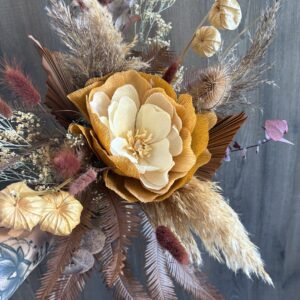 Un bouquet de fleurs séchées avec 1 pivoine éternelle crème, jaune, brun en papier ( sans vase)