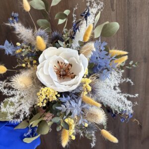Un bouquet de fleurs séchées avec 1 pivoine éternelle blanche en papier ( sans vase)