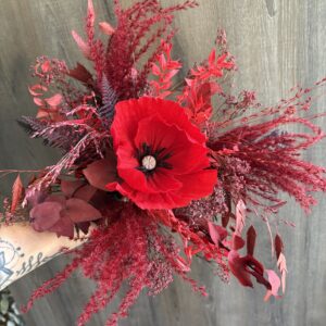Un bouquet de fleurs séchées avec 1 pavot éternel rouge en papier ( sans vase)