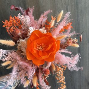 Un bouquet de fleurs séchées avec 1 pivoine éternelle orange en papier ( sans vase)