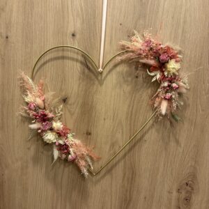 Coeur en fleurs séchées dans les tons de rose/crème