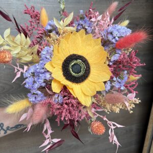 Un bouquet de fleurs séchées avec un tournesol éternel en papier