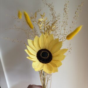 Un tournesol éternel en papier avec fleurs séchées assorties (sans vase)